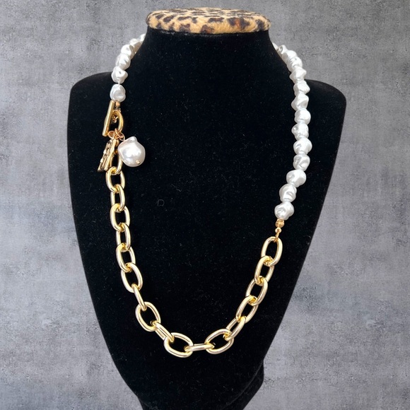 Faux pearls & Gold plated chunky necklace with a square charm - Picture 2 of 6